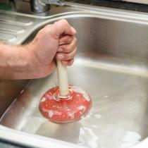 Čiščenje odtoka – naravni načini za odmašitev brez kemikalij