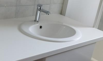 Montaža kopalniškega pulta z umivalnikom