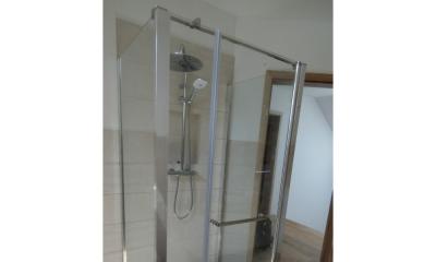 Montaža pravokotne tuš kabine s tremi steklenimi stranicami