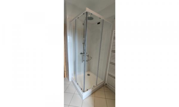 Montaža Re Wall stene z novo tuš kabino Montaža Re Wall stene z novo tuš kabino